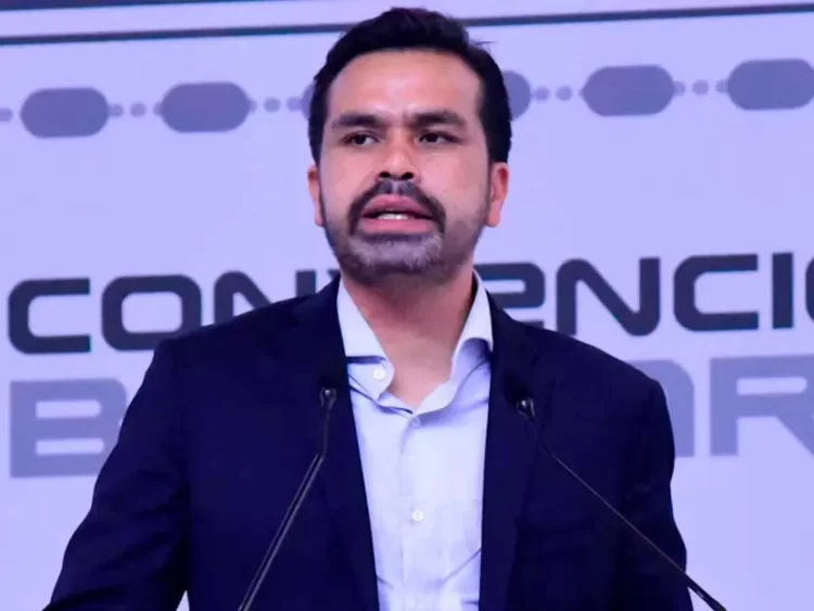 Máynez señala que Pemex está hipotecando el futuro de México