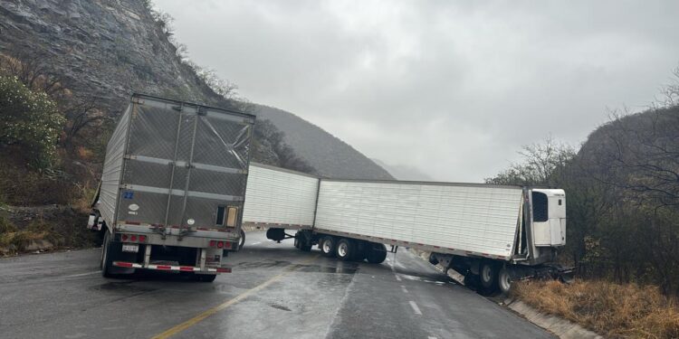 Chocan cuatro tráileres, cierran carretera Rumbo Nuevo