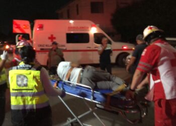 Imprudente embiste a joven motociclista, lo manda al hospital