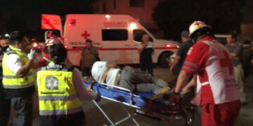 Imprudente embiste a joven motociclista, lo manda al hospital