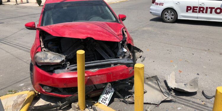 Fuerte choque vehicular en cruce de calles 11 y Allende en Cd. Victoria