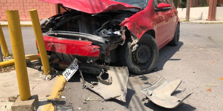 Fuerte choque vehicular en cruce de calles 11 y Allende en Cd. Victoria