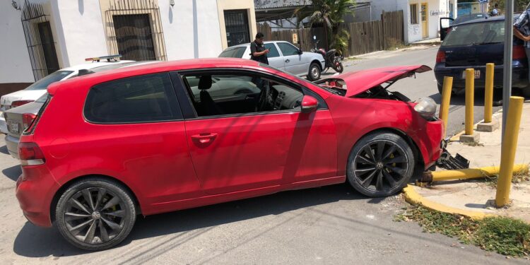 Fuerte choque vehicular en cruce de calles 11 y Allende en Cd. Victoria