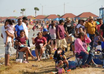 Disfrutan miles de playa de Carboneras sin incidentes en San Fernando