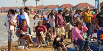 Disfrutan miles de playa de Carboneras sin incidentes en San Fernando