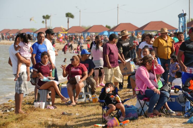 Disfrutan miles de playa de Carboneras sin incidentes en San Fernando