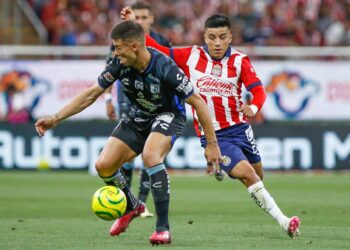 Chivas se impone 2-0 a Gallos Blandos del Querétaro