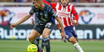 Chivas se impone 2-0 a Gallos Blandos del Querétaro