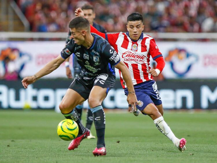 Chivas se impone 2-0 a Gallos Blandos del Querétaro