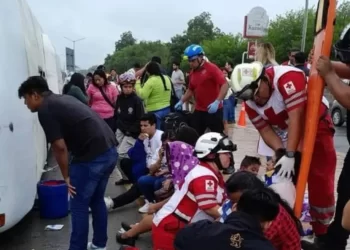 Volcadura de autobús turístico deja 53 personas heridas en Nuevo León