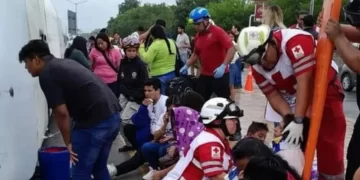 Volcadura de autobús turístico deja 53 personas heridas en Nuevo León