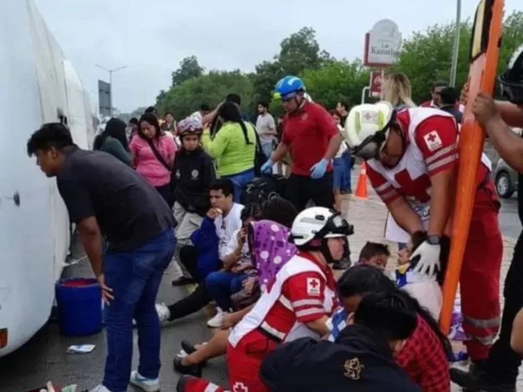Volcadura de autobús turístico deja 53 personas heridas en Nuevo León