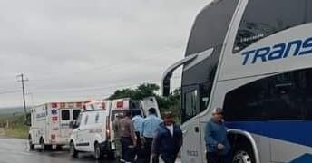 Heridos 13 pasajeros de autobús embestido por tráiler en San Fernando