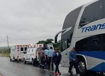 Heridos 13 pasajeros de autobús embestido por tráiler en San Fernando