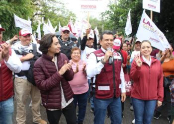 Bajo la lluvia, Lalo Gattas sigue recorriendo colonias de Victoria.