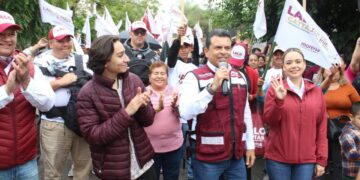 Bajo la lluvia, Lalo Gattas sigue recorriendo colonias de Victoria.