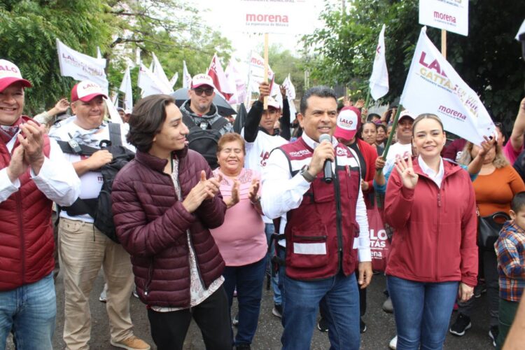 Bajo la lluvia, Lalo Gattas sigue recorriendo colonias de Victoria.