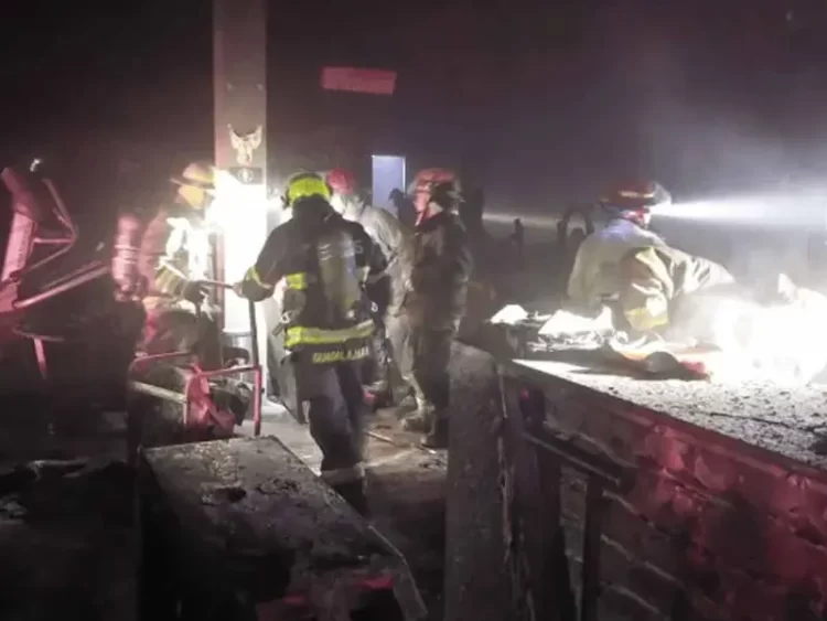 Encapuchados incendian gimnasio en Guadalajara; reportan 12 heridos