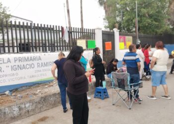Padres cierran escuela primaria para exigir maestros para dos grupos sin titular hace siete meses