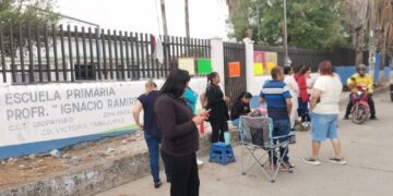 Padres cierran escuela primaria para exigir maestros para dos grupos sin titular hace siete meses