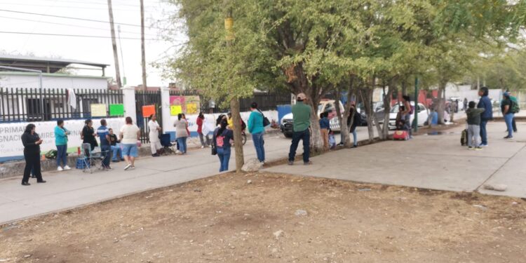 Padres cierran escuela primaria para exigir maestros para dos grupos sin titular hace siete meses