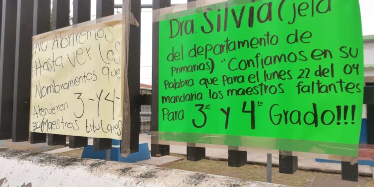 Padres cierran escuela primaria para exigir maestros para dos grupos sin titular hace siete meses