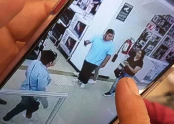 Pareja roba celular a niño con síndrome de Down en Morelos; exhiben foto en redes