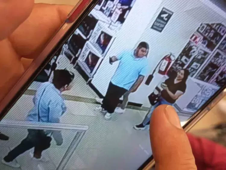 Pareja roba celular a niño con síndrome de Down en Morelos; exhiben foto en redes