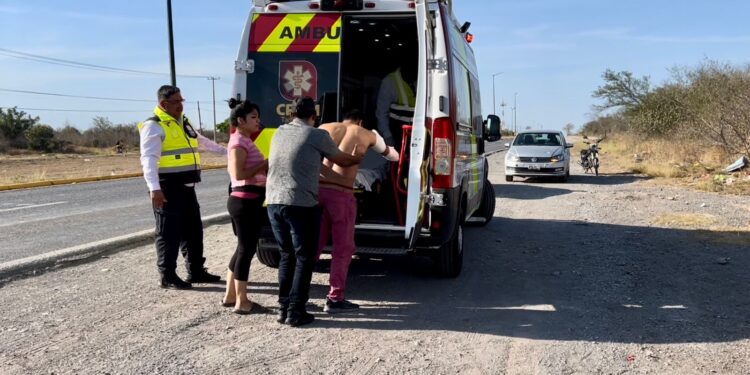 Embisten a motociclista, vive para contarlo