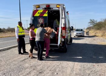 Embisten a motociclista, vive para contarlo