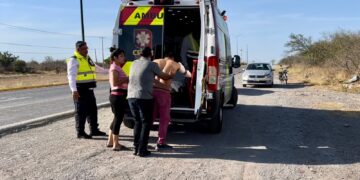 Embisten a motociclista, vive para contarlo