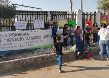 Mantienen bloqueada escuela padres de familia de Ej. Guadalupe Victoria