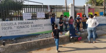 Mantienen bloqueada escuela padres de familia de Ej. Guadalupe Victoria