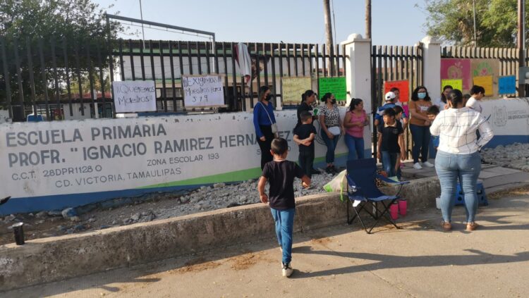 Mantienen bloqueada escuela padres de familia de Ej. Guadalupe Victoria