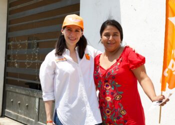 Mayra Benavides recorre la colonia Las Brisas en busca del voto para MC
