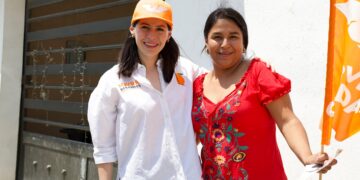 Mayra Benavides recorre la colonia Las Brisas en busca del voto para MC