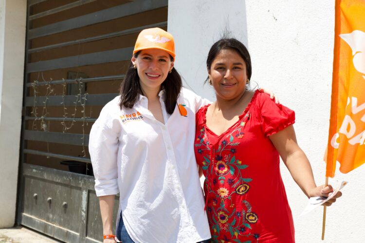 Mayra Benavides recorre la colonia Las Brisas en busca del voto para MC