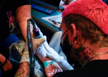 Emite Cofepris nuevas normas para tatuadores