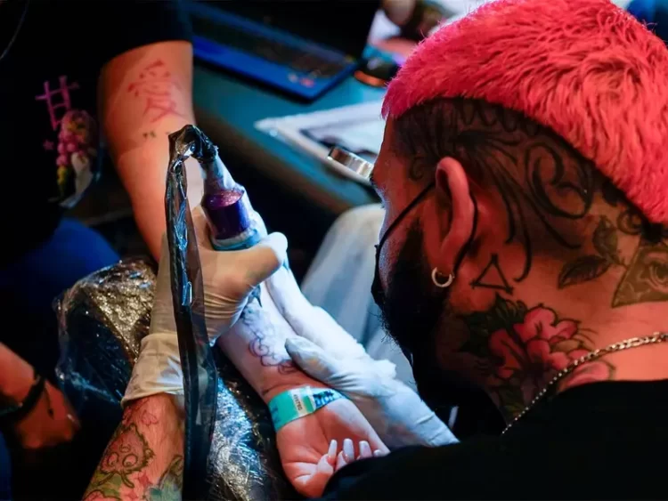 Emite Cofepris nuevas normas para tatuadores