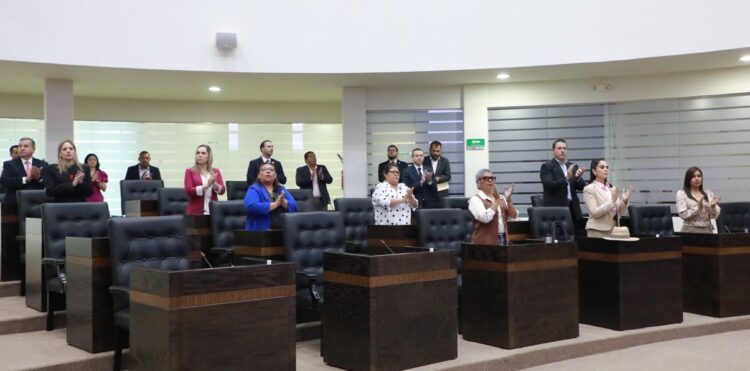 Diputados dan minuto de aplausos en memoria de alcalde asesinado Noé Ramos