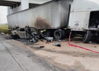 Choque con incendio deja una persona fallecida