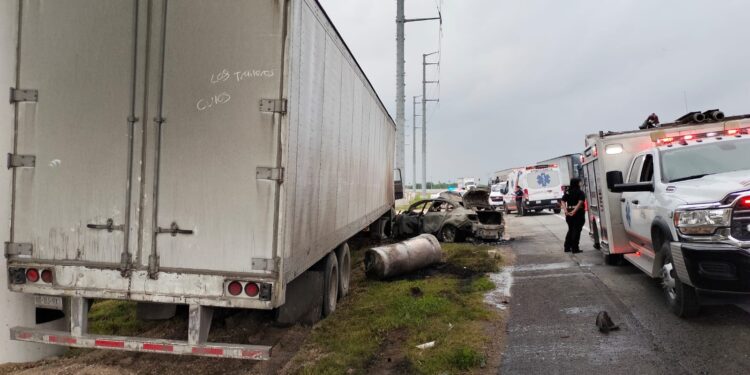 Choque con incendio deja una persona fallecida