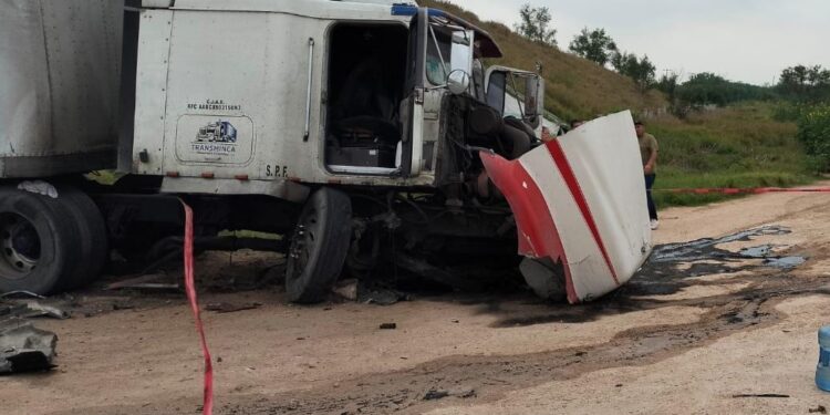 Choque con incendio deja una persona fallecida