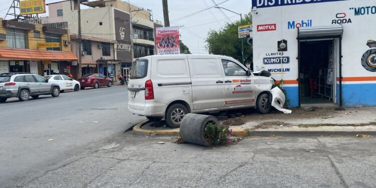 Dos heridos en choque de vehículos en crucero del Seis y Carrera Torres