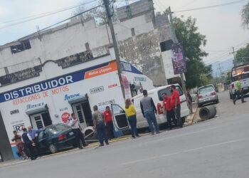 Dos heridos en choque de vehículos en crucero del Seis y Carrera Torres