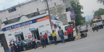 Dos heridos en choque de vehículos en crucero del Seis y Carrera Torres