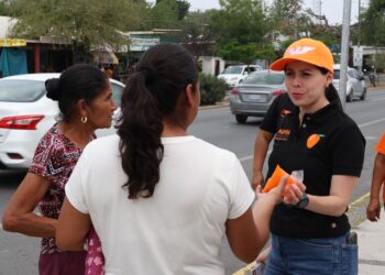 Instala Mayra Benavides punto de hidratación naranja en 6 y 7 Boulevard
