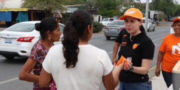 Instala Mayra Benavides punto de hidratación naranja en 6 y 7 Boulevard