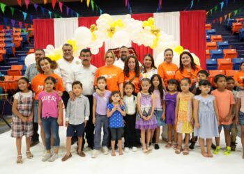 Dámaso Anaya y su esposa presiden el festival del SUTUAT por el Día del Niño