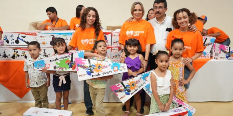 Dámaso Anaya y su esposa presiden el festival del SUTUAT por el Día del Niño